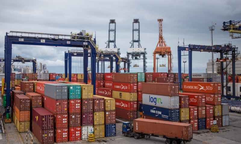 Taxas de transporte de contêineres seguem em queda com cenário geopolítico instável