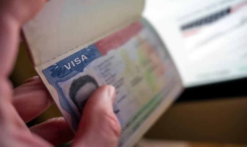 EUA suspendem emissão de vistos para brasileiros e outros 74 países
