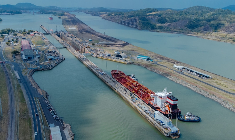 Navio paga 4 milhões de dólares por prioridade de passagem no Canal do Panamá
