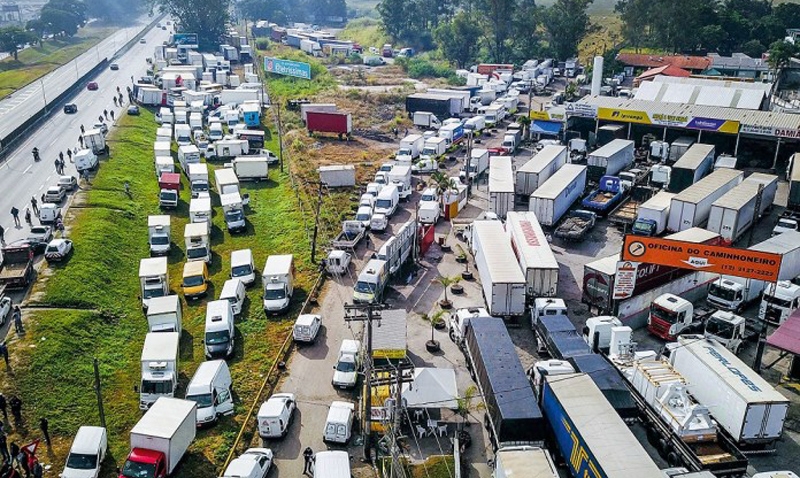 Caminhoneiros iniciam paralização nas principais rodovias em alguns Estados do país